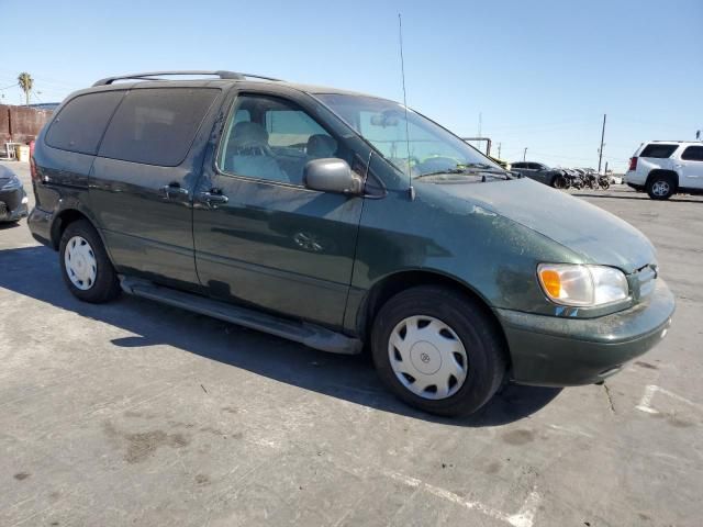 2000 Toyota Sienna LE