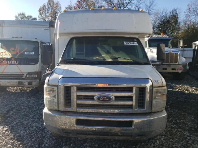 2012 Ford Econoline E350 Super Duty Cutaway Van