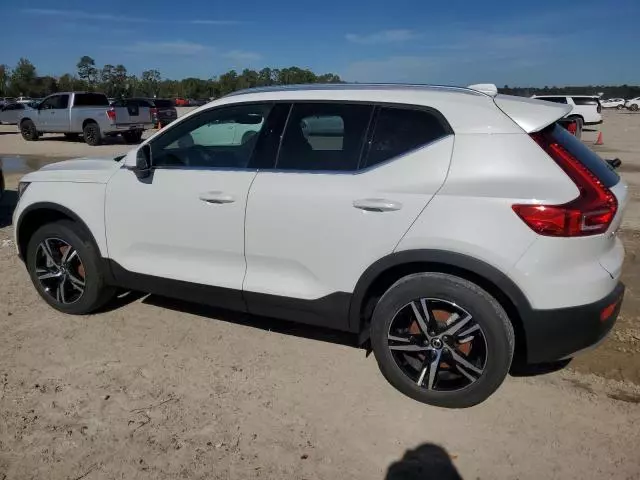 2025 Volvo XC40 Core