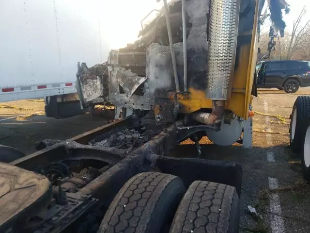 2003 Freightliner Conventional ST120