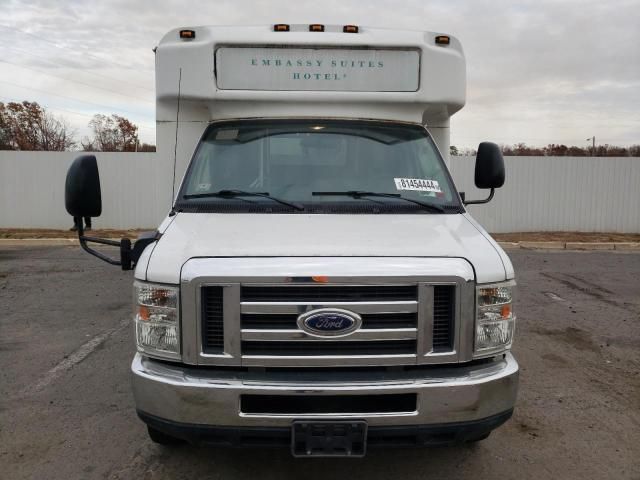 2013 Ford Econoline E450 Super Duty Cutaway Van