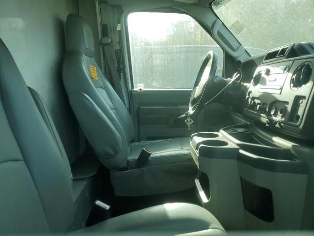 2010 Ford Econoline E350 Super Duty Cutaway Van