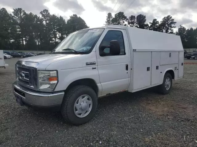 2011 Ford Econoline E350 Super Duty Cutaway Van