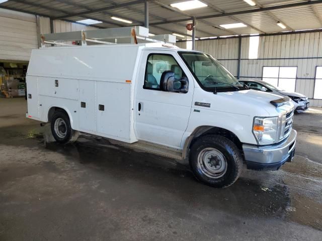 2013 Ford Econoline E350 Super Duty Cutaway Van