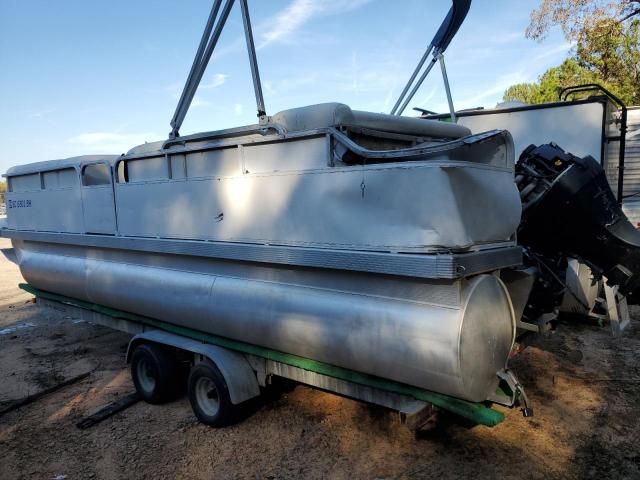 2000 Bennington Marine Boat