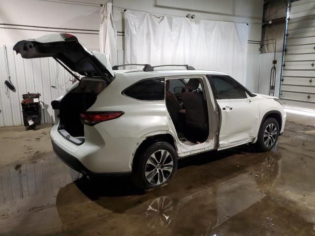 2022 Toyota Highlander Hybrid XLE