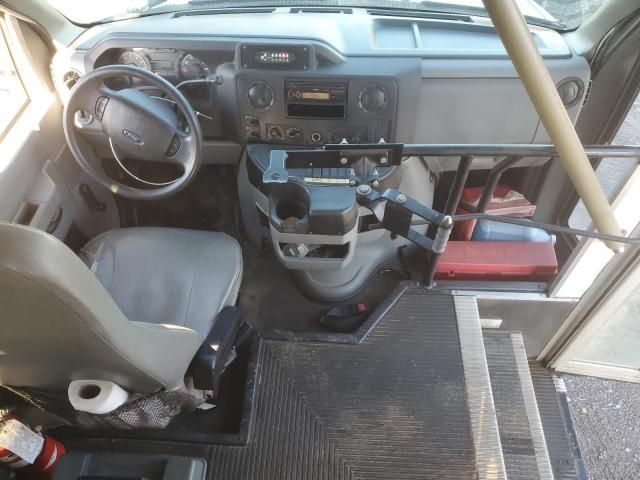 2011 Ford Econoline E350 Super Duty Cutaway Van