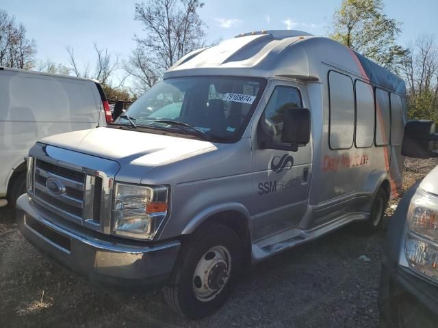 2013 Ford Econoline E350 Super Duty Cutaway Van