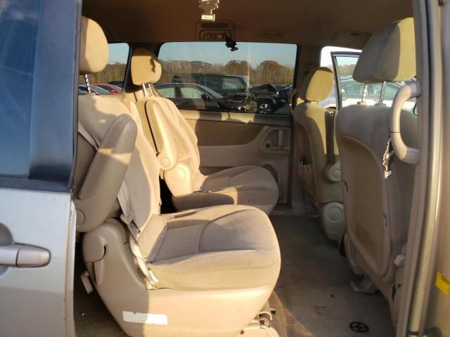 2004 Toyota Sienna CE