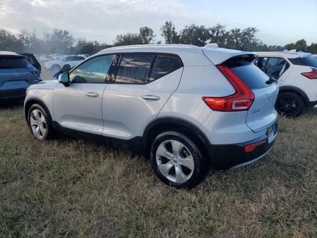 2022 Volvo XC40 T5 Momentum