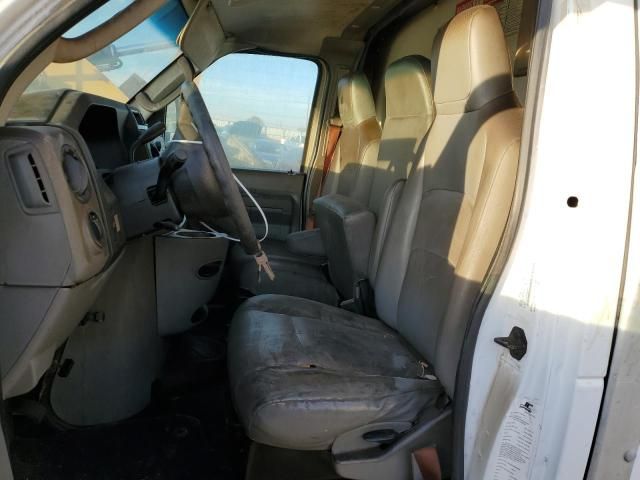 2014 Ford Econoline E350 Super Duty Cutaway Van