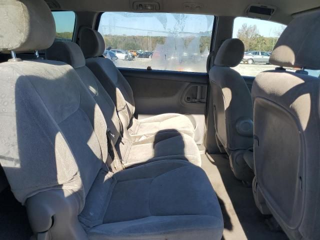 2004 Toyota Sienna CE