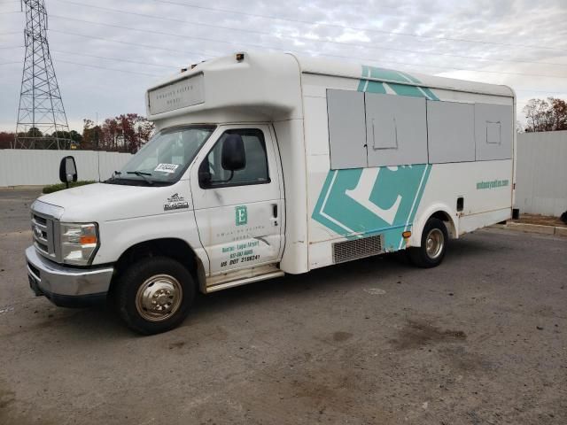 2013 Ford Econoline E450 Super Duty Cutaway Van