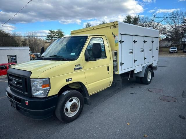 2021 Ford Econoline E450 Super Duty Cutaway Van