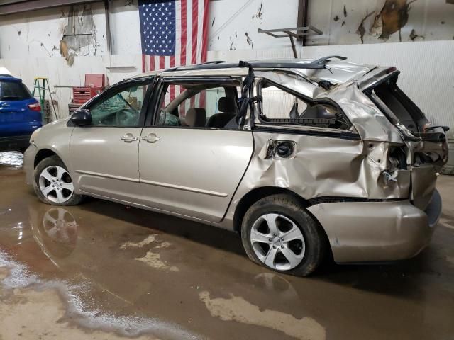 2004 Toyota Sienna LE