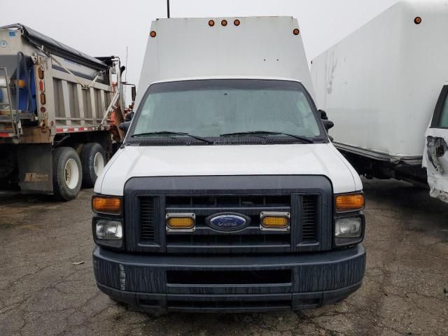 2013 Ford Econoline E350 Super Duty Cutaway Van