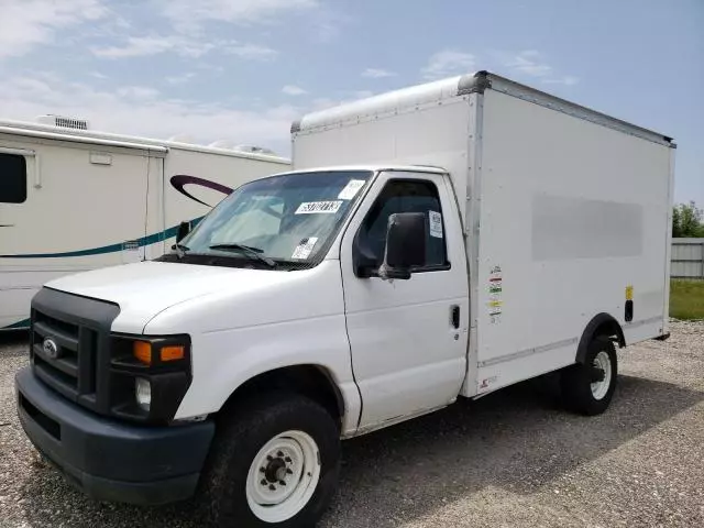 2015 Ford Econoline E350 Super Duty Cutaway Van