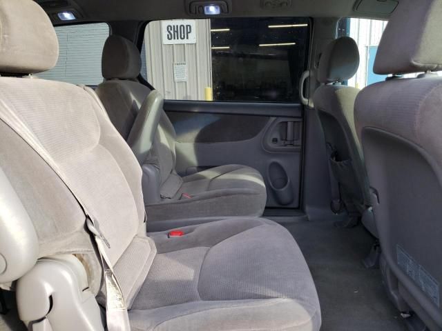 2004 Toyota Sienna CE