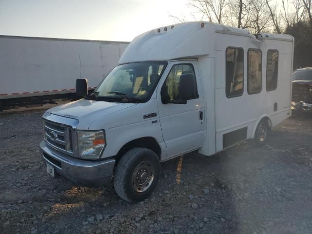 2011 Ford Econoline E350 Super Duty Cutaway Van