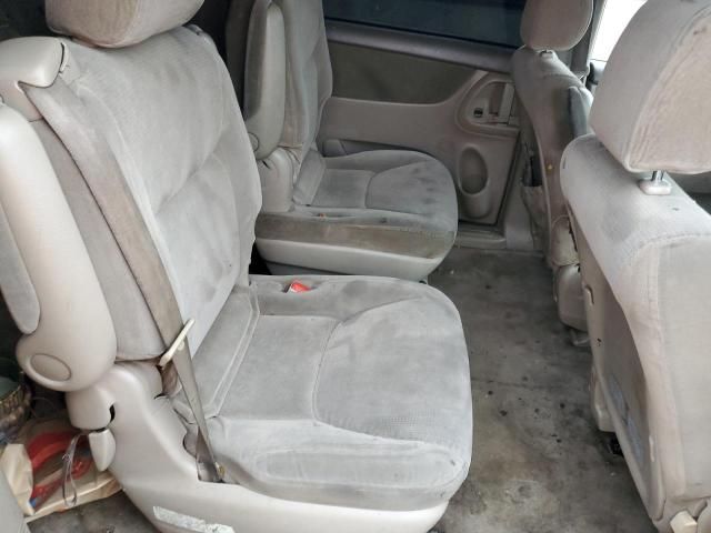 2004 Toyota Sienna CE