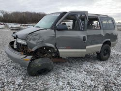 Camiones salvage sin ofertas aún a la venta en subasta: 2001 Chevrolet Astro