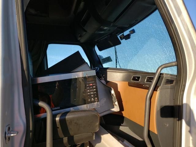 2020 Freightliner Cascadia 126