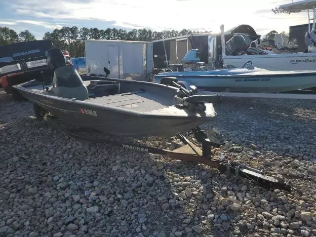 2014 Tracker Boat