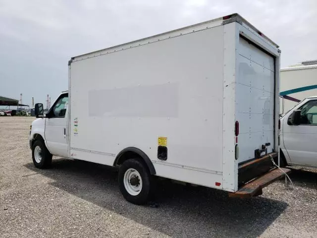 2015 Ford Econoline E350 Super Duty Cutaway Van