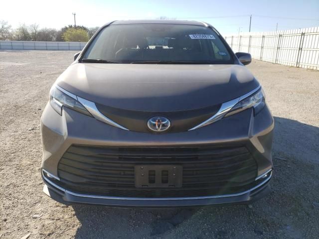 2021 Toyota Sienna XLE