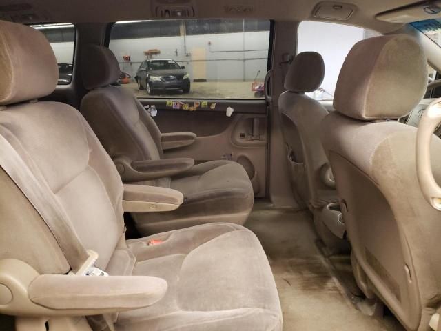 2004 Toyota Sienna CE