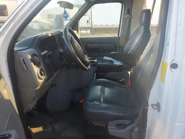 2011 Ford Econoline E350 Super Duty Cutaway Van