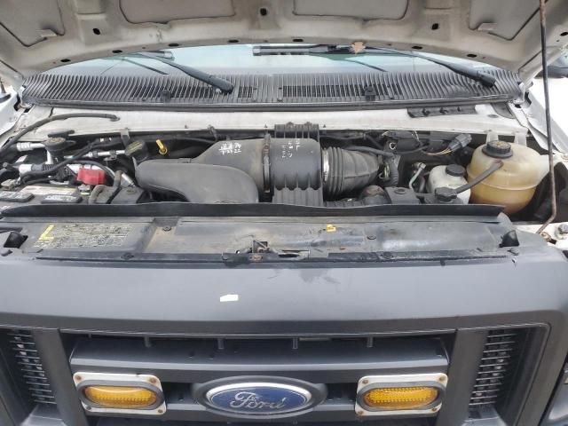 2012 Ford Econoline E350 Super Duty Cutaway Van