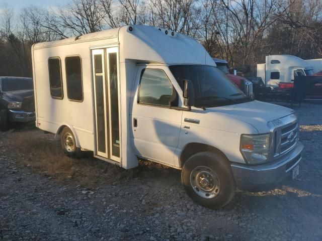 2011 Ford Econoline E350 Super Duty Cutaway Van