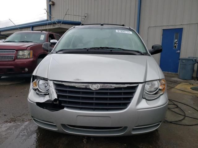 2005 Chrysler Town & Country LX