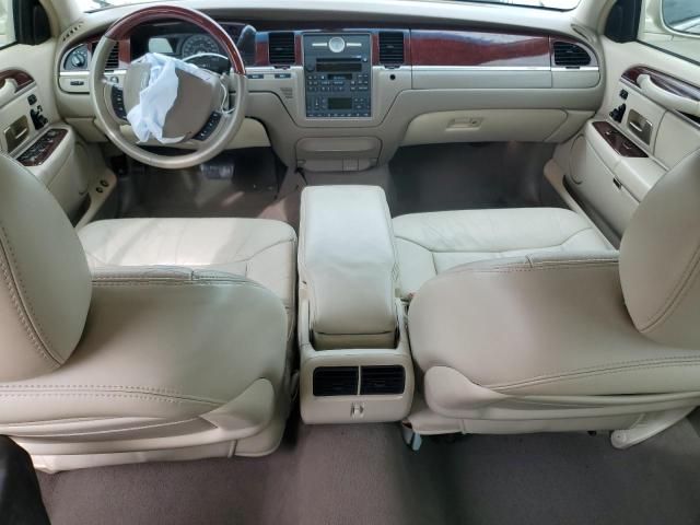 2005 Lincoln Town Car Signature Limited