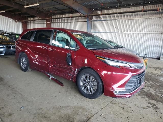 2021 Toyota Sienna XLE