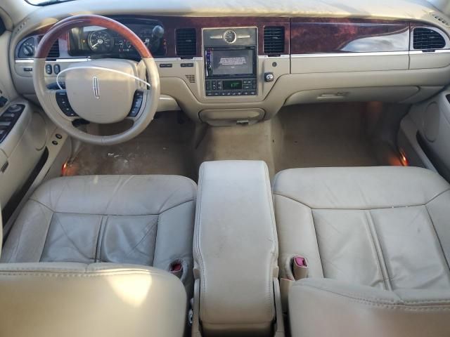 2011 Lincoln Town Car Signature Limited