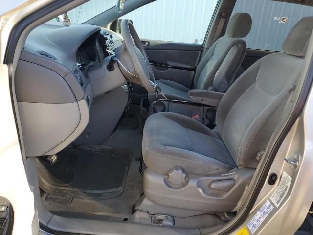 2004 Toyota Sienna CE