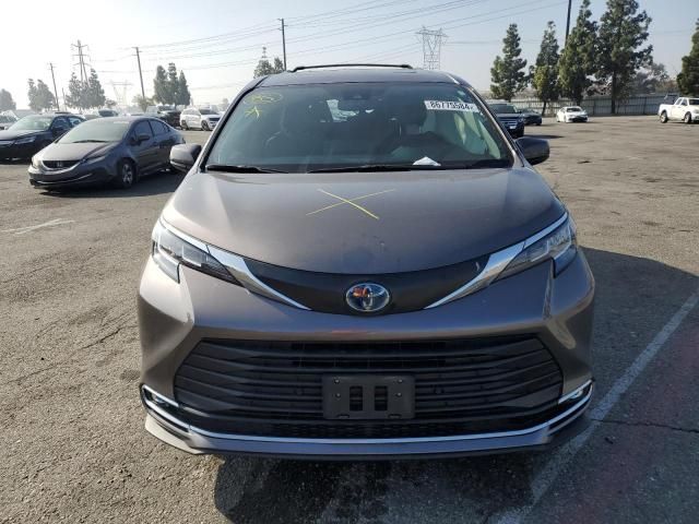 2022 Toyota Sienna XLE