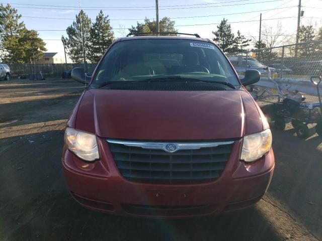 2005 Chrysler Town & Country LX