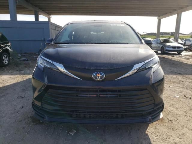 2022 Toyota Sienna LE