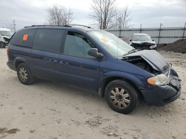 2004 Chrysler Town & Country LX