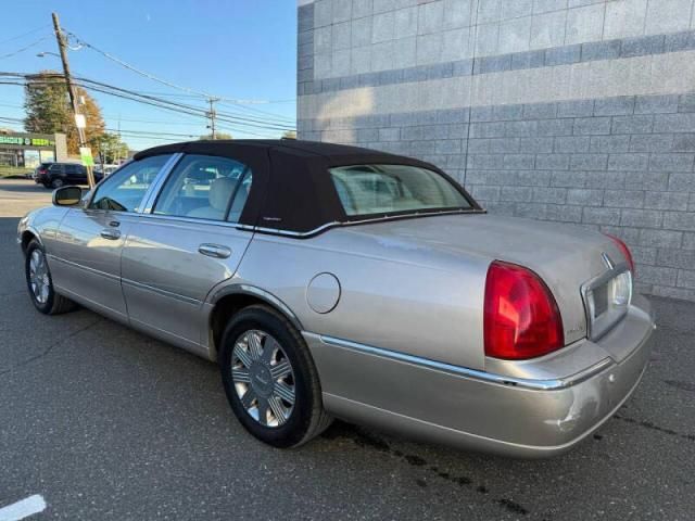 2003 Lincoln Town Car Signature