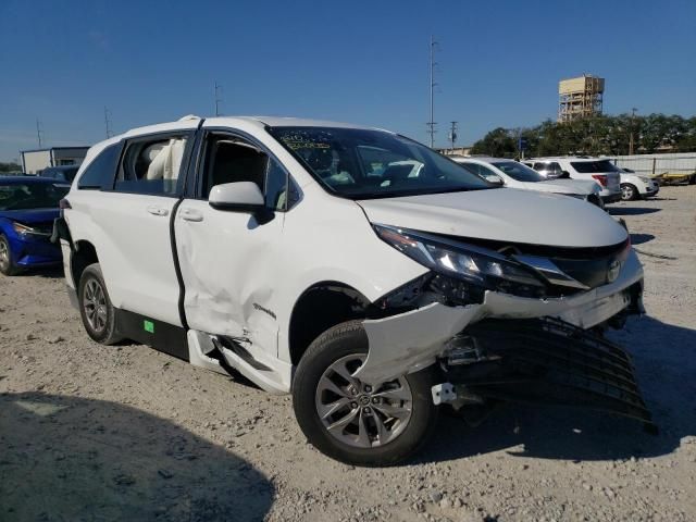 2022 Toyota Sienna LE