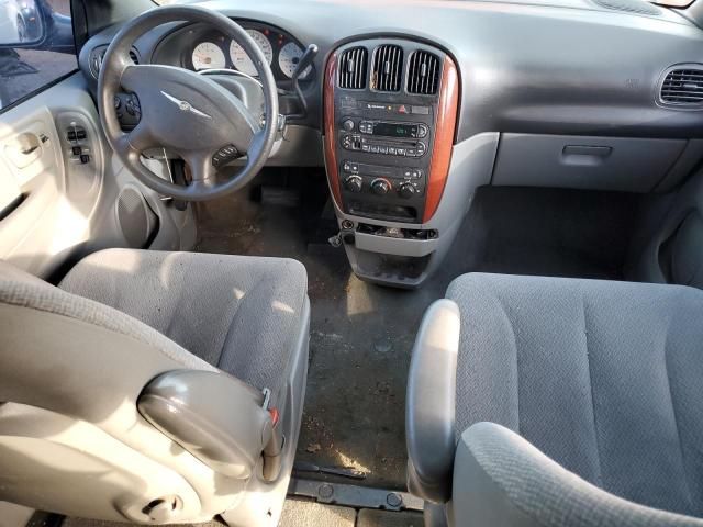 2005 Chrysler Town & Country LX