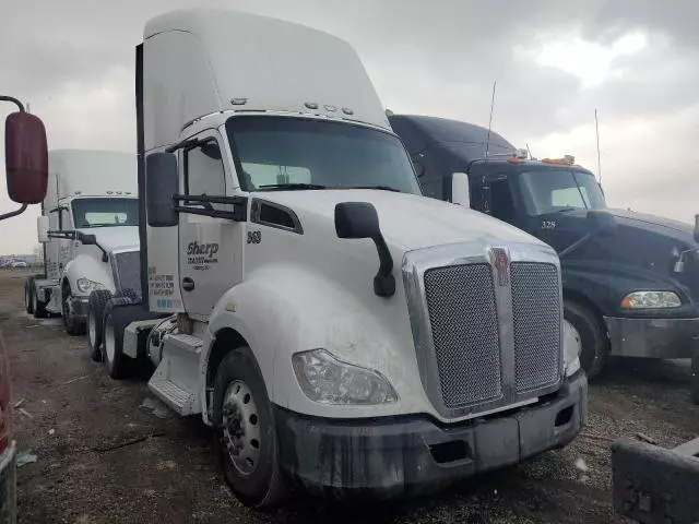 2017 Kenworth Construction T680