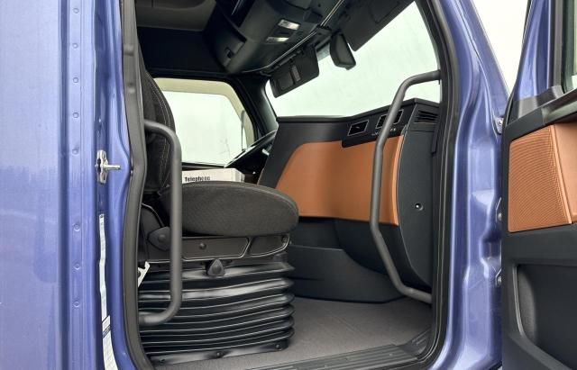 2020 Freightliner Cascadia 126