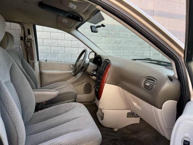 2005 Chrysler Town & Country LX