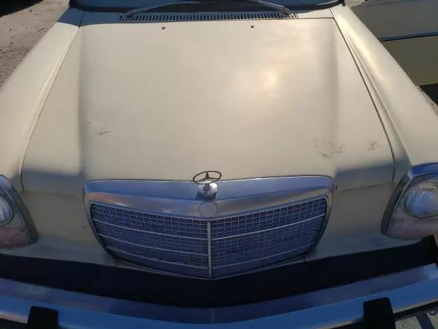 1975 Mercedes-Benz 230