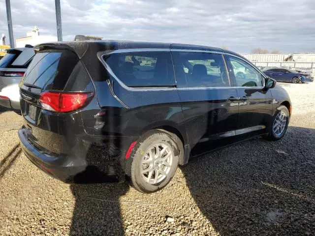 2024 Chrysler Voyager LX